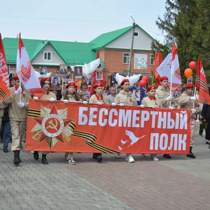 "Бессмертный полк" и митинг памяти: в Болотном отметили 80-летие Великой Победы