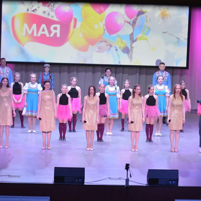 «Мы песней встречаем весну».