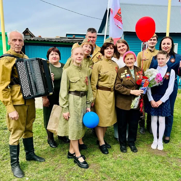 Фронтовая бригада РДК им. Кирова поздравила блокадницу с 80-летием Победы