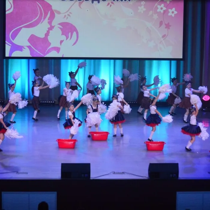 Праздничный театрализованный концерт "Все краски жизни для тебя!". 