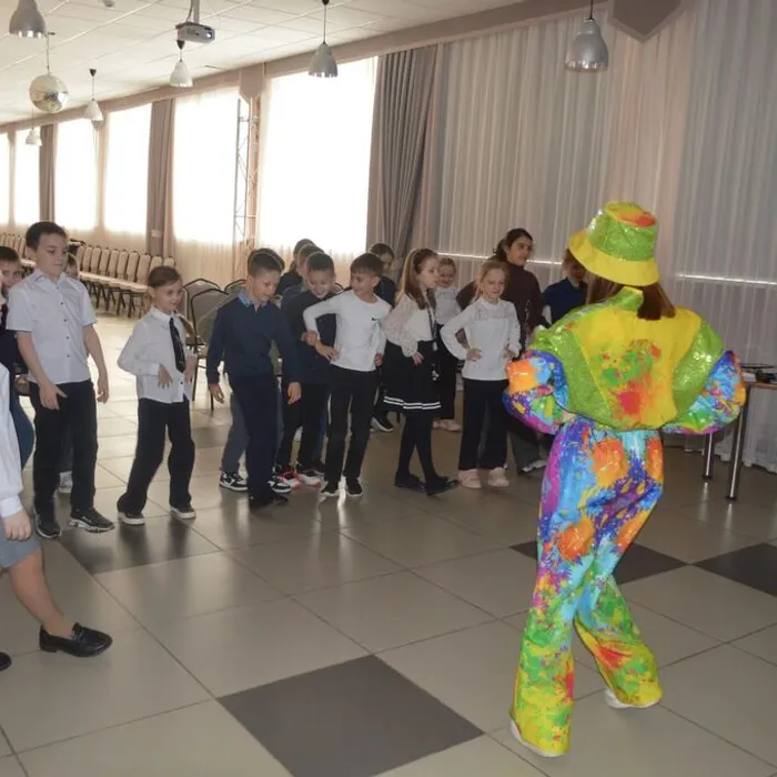 Познавательно-развлекательная программа "День рождение мобильного телефона". 