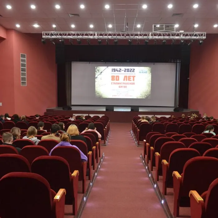 Кинопоказ о подвиге советских воинов в годы Великой Отечественной войны.