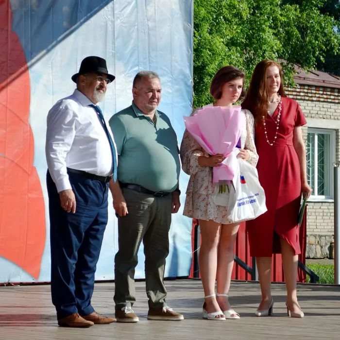 Торжественный выпускной бал собрал лучших выпускников Болотного