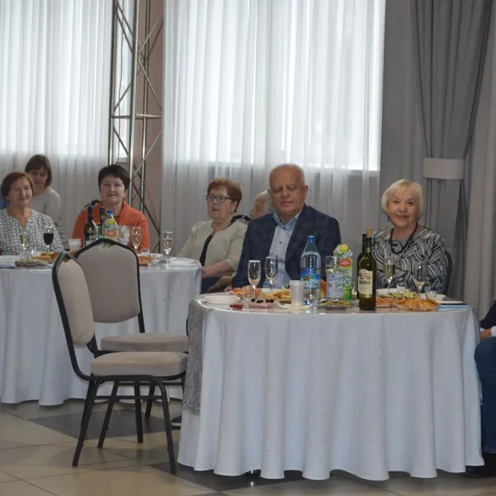 «Мы славим возраст золотой».